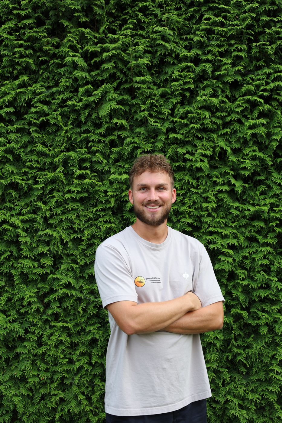 Regionalleiter von Sonne & Wärme vor einer Hecke