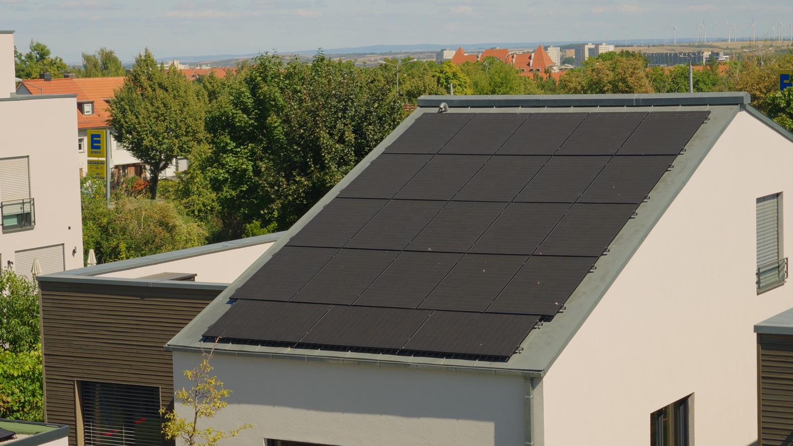 Vollflächig mit schwarzen Modulen belegtes Pultdach